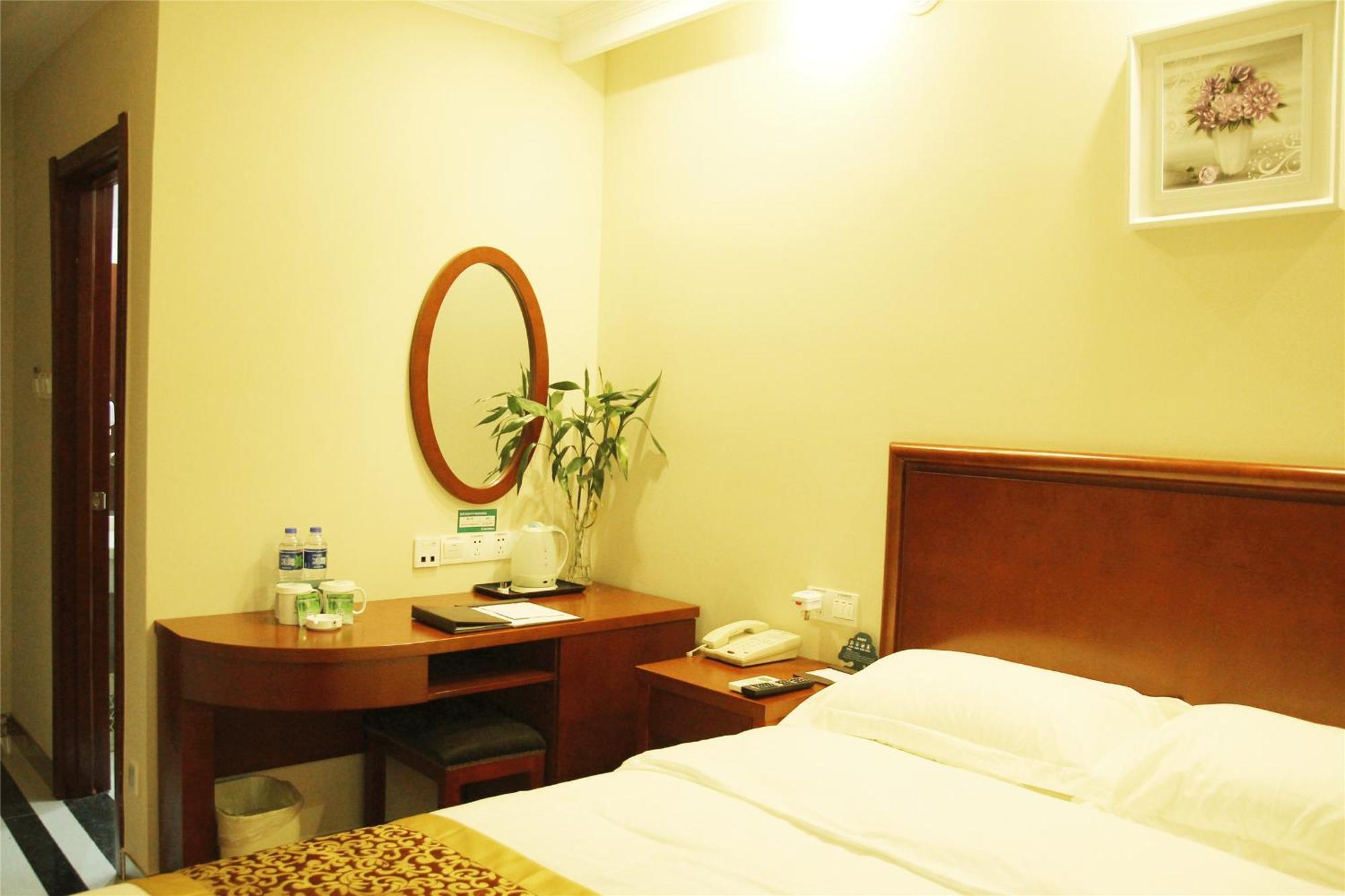 Greentree Inn Zhejiang Jiaxing West Zhongshan Road Vintage Car Building Express Hotel Exterior photo