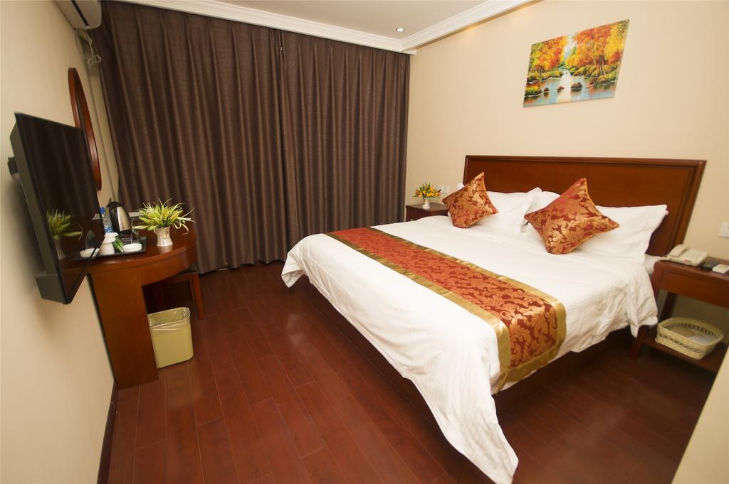 Greentree Inn Zhejiang Jiaxing West Zhongshan Road Vintage Car Building Express Hotel Exterior photo